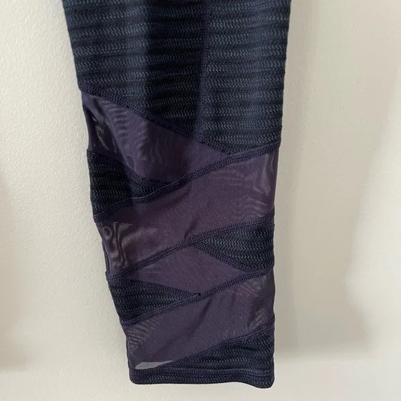 Athleta Mantra Jacquard Crop Yoga Leggings In Navy Blue Size S